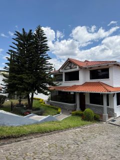 Arriendo o vendo casa con suite, en Cumbayá
